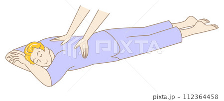 うつ伏せに寝てマッサージを受けているマッサージ着姿の可愛い男性 シンプル イラスト ベクター 112364458