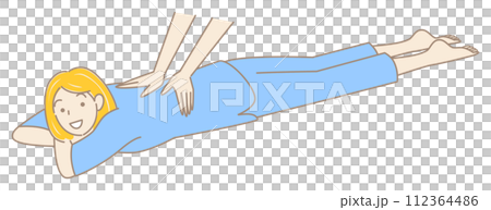 うつ伏せに寝てマッサージを受けているマッサージ着姿の可愛い女性 シンプル イラスト ベクター 112364486