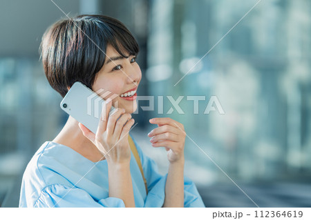 スマホで通話する若い女性。 スマホで通話する若い女性。 112364619