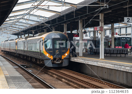 瀬戸大橋線児島駅で発車を待つ特急しおかぜ号 112364635
