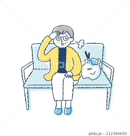 買い物帰りにベンチで休んでいるシニア女性 112364650