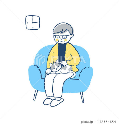 ソファーで猫とくつろいでいるシニア女性 112364654