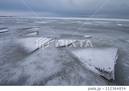 厳寒期の野付湾 112364854