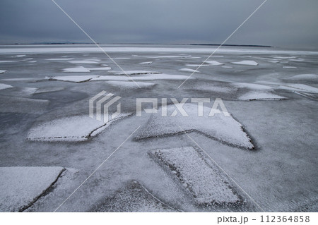 厳寒期の野付湾 112364858