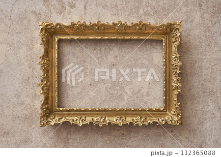大理石の背景に掛けられたアンティークな額縁 112365088