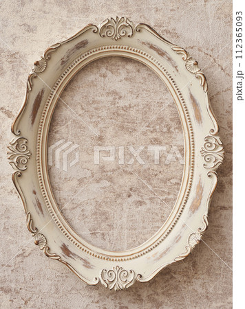 大理石の背景に掛けられたアンティークな額縁 112365093