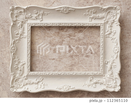 大理石の背景に掛けられたアンティークな額縁 112365110