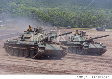 観閲行進する陸上自衛隊74式戦車 観閲行進する陸上自衛隊74式戦車 112365247