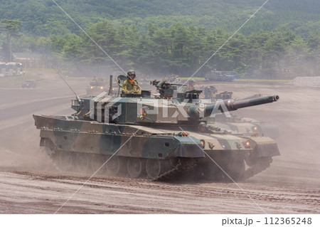 観閲行進する陸上自衛隊90式戦車 112365248