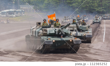 観閲行進する陸上自衛隊戦車教導隊 112365252