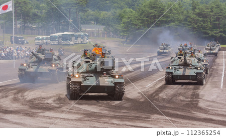 観閲行進する陸上自衛隊74式戦車 観閲行進する陸上自衛隊74式戦車 112365254