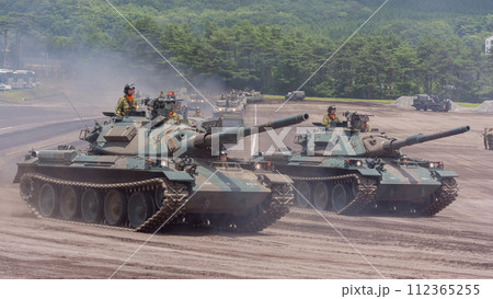 観閲行進する陸上自衛隊74式戦車 112365255