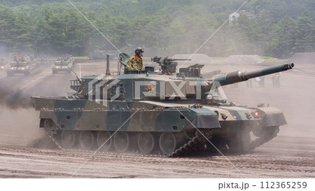 観閲行進する陸上自衛隊90式戦車 112365259