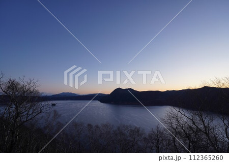 初冬の夜明け前の摩周湖と摩周岳 初冬の夜明け前の摩周湖と摩周岳 112365260