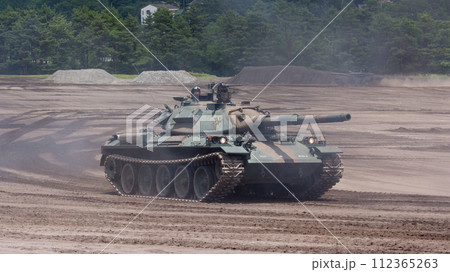 走行する陸上自衛隊74式戦車 112365263