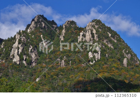 大竹市 三倉岳 花崗岩の三つの岩峰 大竹市 三倉岳 花崗岩の三つの岩峰 112365310