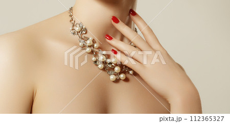 Elegant fashionable woman with jewelry. Beautiful 112365327