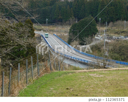 思い出を胸に橋を渡って行く! 思い出を胸に橋を渡って行く! 112365371
