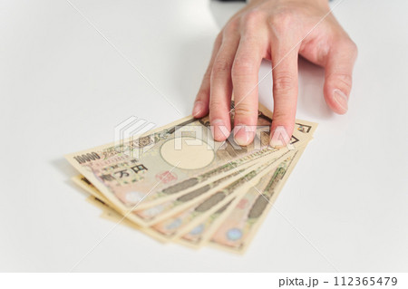 お金を支払うビジネスマンの手元 112365479