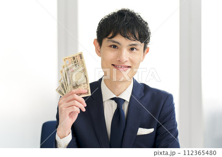 お金を支払うビジネスマン 112365480