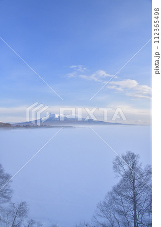 早春の北海道七飯町大沼で雪景色の駒ヶ岳の風景を撮影 112365498