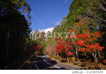 大竹市　見事な紅葉の三倉岳の岩峰 112365643