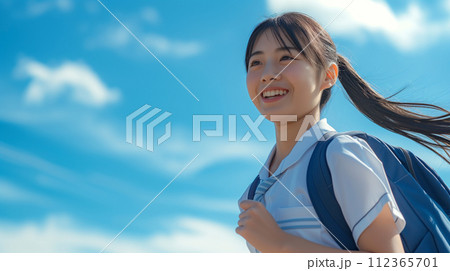 青空を見上げる笑顔の女子高生「AI生成画像」 112365701