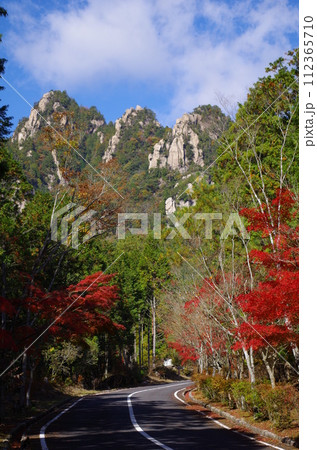 大竹市 見事な紅葉の三倉岳の岩峰 大竹市 見事な紅葉の三倉岳の岩峰 112365710