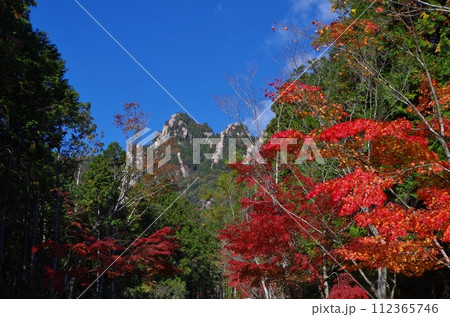 大竹市　見事な紅葉の三倉岳の岩峰 112365746