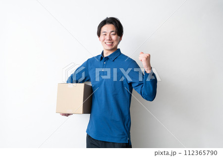 配達員の男性 配達員の男性 112365790