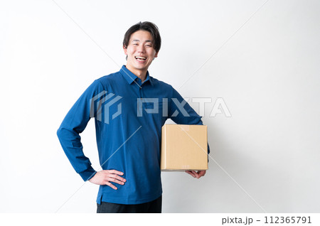 配達員の男性 112365791