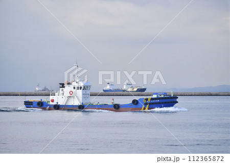 早春の北海道函館市函館港で小型タンカーの風景を撮影 早春の北海道函館市函館港で小型タンカーの風景を撮影 112365872
