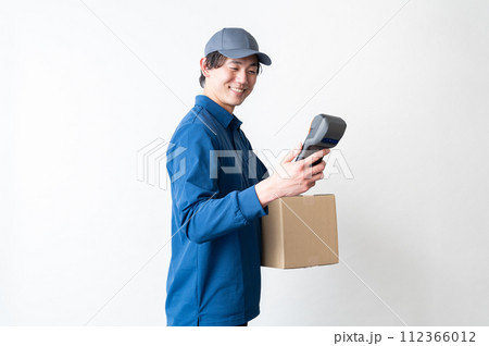 配達員の男性 配達員の男性 112366012