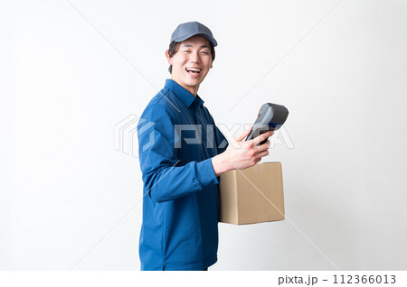 配達員の男性 配達員の男性 112366013