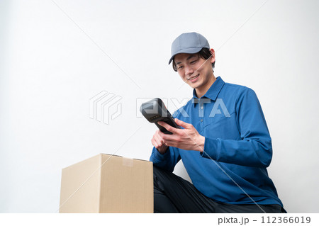 配達員の男性 配達員の男性 112366019