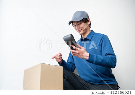 配達員の男性 112366021