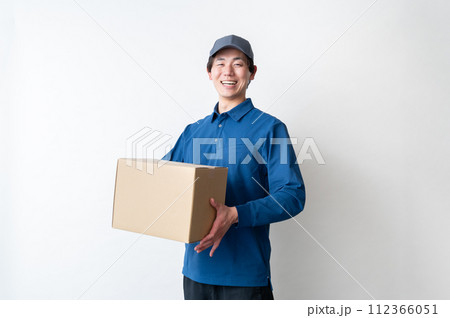 配達員の男性 112366051