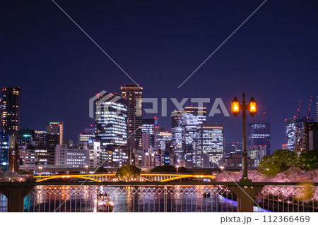 夜桜がある浪速の風景 112366469
