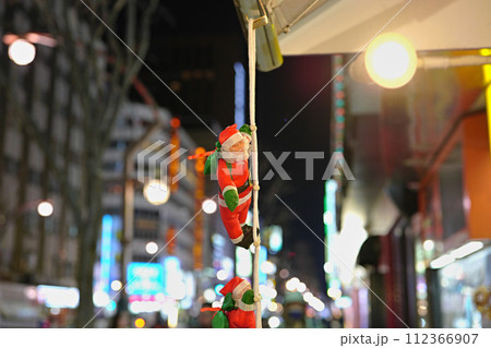 ぶら下がるサンタクロース 112366907