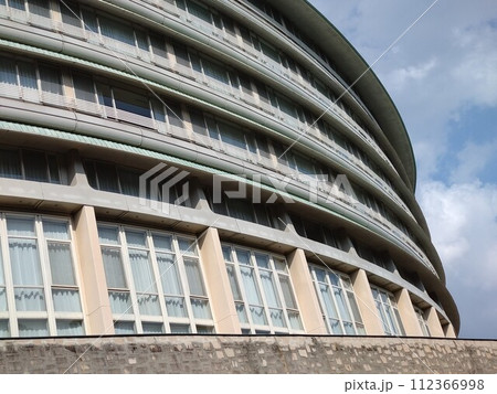 円形建築物に窓が一面ある風景 円形建築物に窓が一面ある風景 112366998
