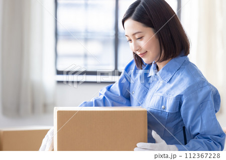 引越業者　作業着を着た女性スタッフのポートレート 112367228