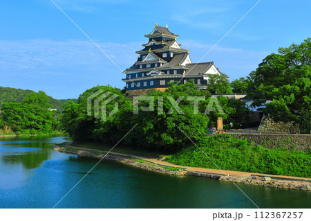 【岡山県】晴天の岡山城と旭川（令和の大改修後） 112367257