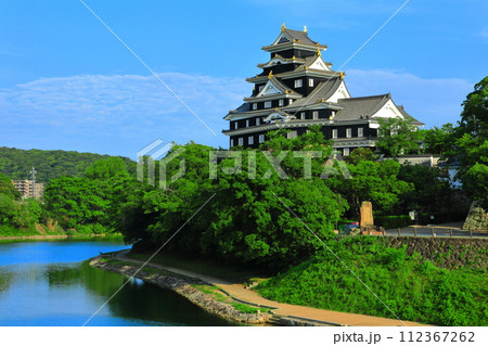 【岡山県】晴天の岡山城と旭川（令和の大改修後） 112367262