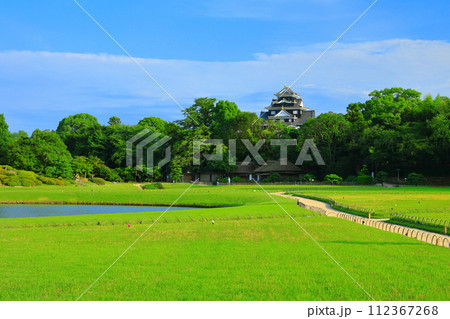【岡山県】晴天の後楽園と岡山城（令和の大改修後） 112367268