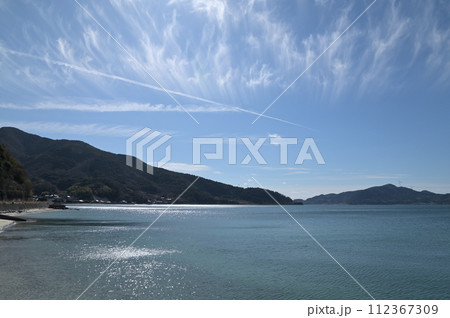 左に室津半島、右に上関町の長島を望む(山口県熊毛郡平生町) 112367309