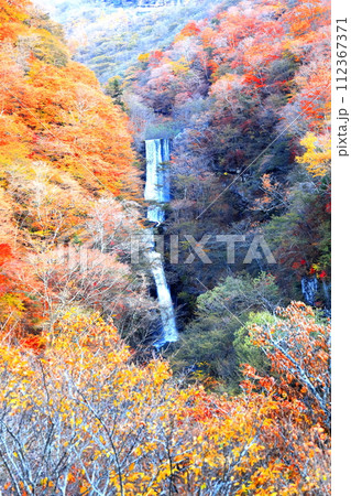 日光いろは坂 剣ヶ峰展望所からの方等滝 日光いろは坂 剣ヶ峰展望所からの方等滝 112367371