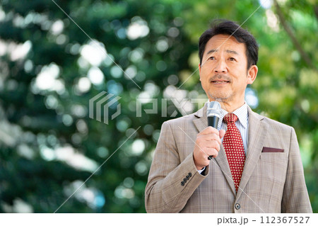 街頭で演説する男性 街頭で演説する男性 112367527