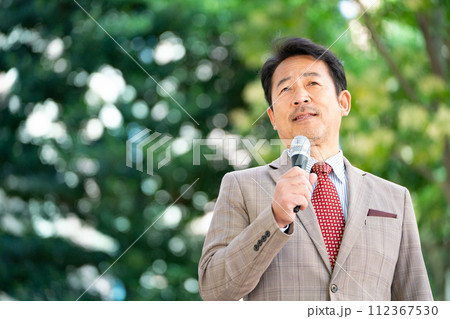 街頭で演説する男性 112367530