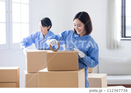引越業者　作業着姿の女性スタッフ 112367736