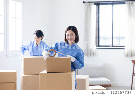 引越業者 作業着姿の女性スタッフ 引越業者 作業着姿の女性スタッフ 112367737